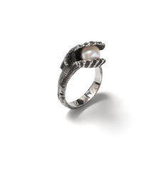 Venus shell pearl ring ~ (blackened silver)