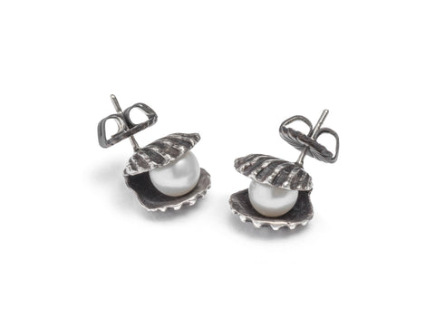 Clam shell pearl earrings ~ (blackened silver)